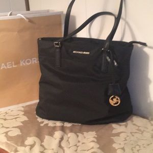 Blk MK tote purse.